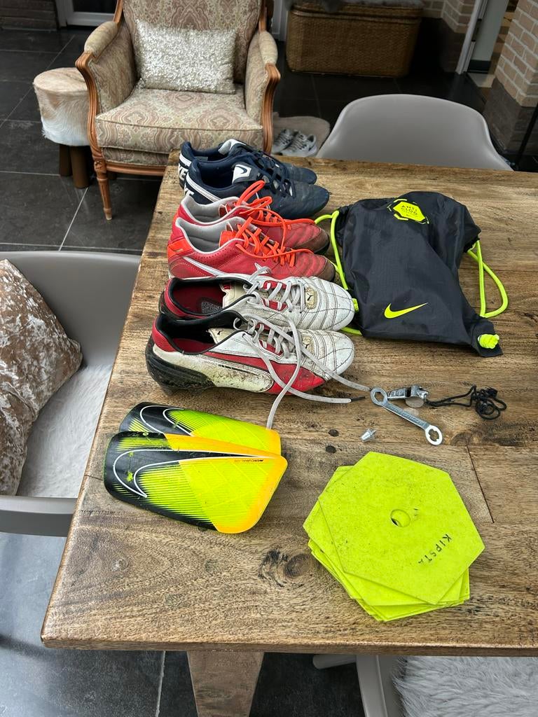 Voetbalschoenen en accessoires (Nike, Puma) - diverse maten, Sport en Fitness, Voetbal, Maat XS of kleiner, Ophalen of Verzenden