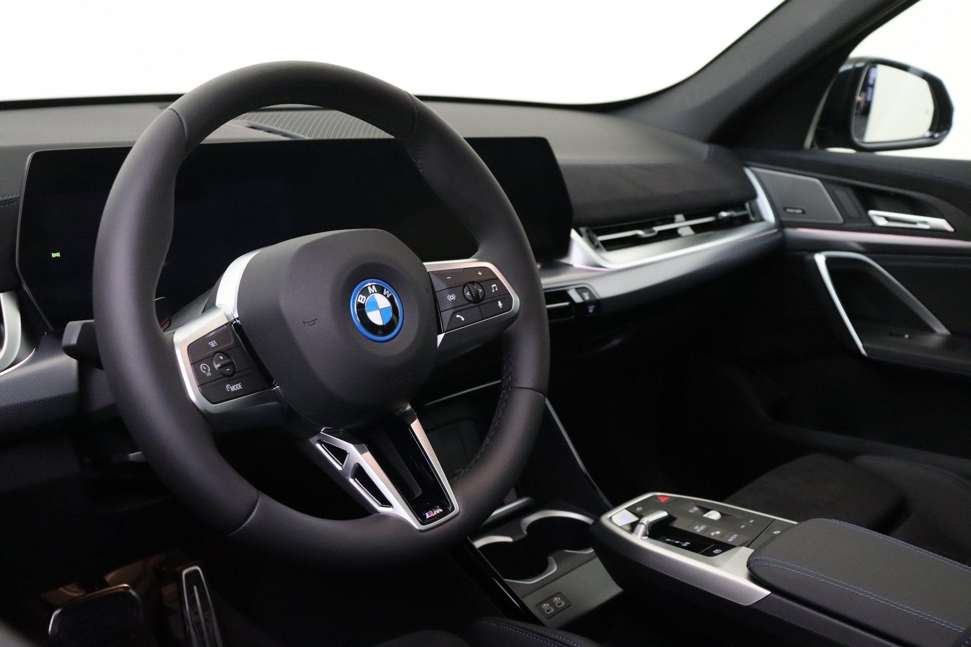 BMW iX1 eDrive20 M Sport / Panoramadak / Achteruitrijcamera, Dealer onderhouden, Met garantie (alle), Cruise Control, Zwart