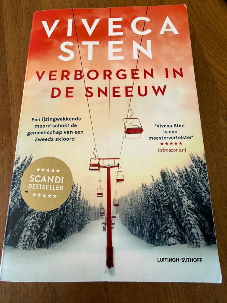 Verborgen in de Sneeuw - Viveca Sten (Scandi Bestseller), Boeken, Ophalen of Verzenden, Gelezen