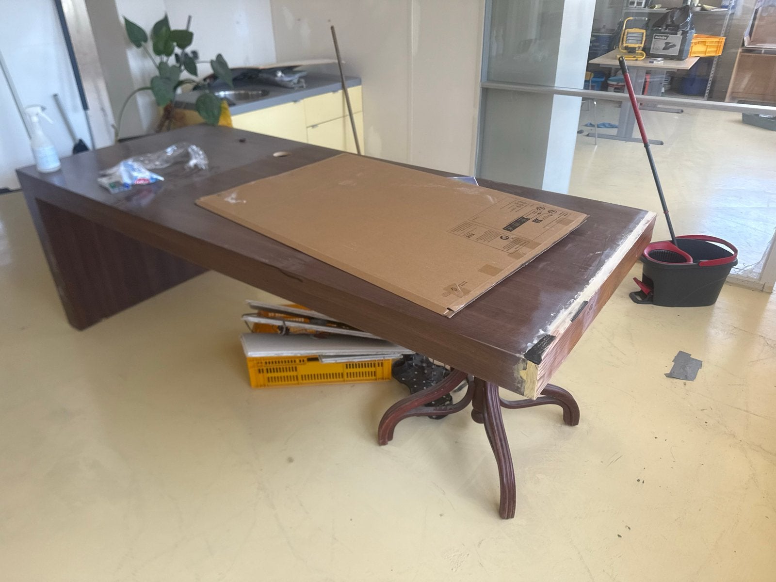 Groot houten bureau met uniek onderstel, Huis en Inrichting, Tafels | Eettafels, Gebruikt, 150 tot 200 cm, 200 cm of meer, tot twee personen
