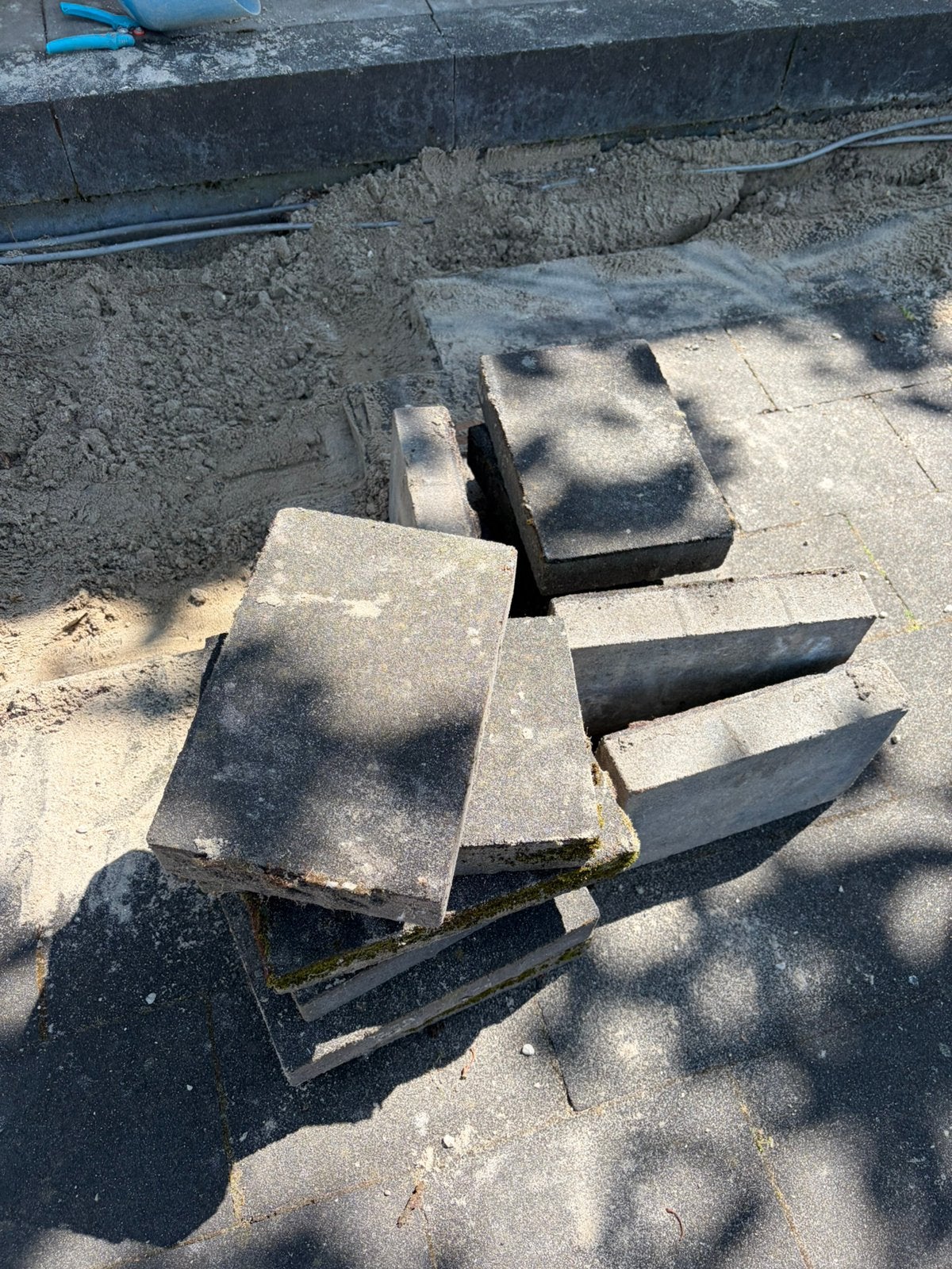 50 EUR beloning: 28m2 zwarte terrasstenen afvoeren, Tuin en Terras, Ophalen, Gebruikt, 10 m² of meer, Beton