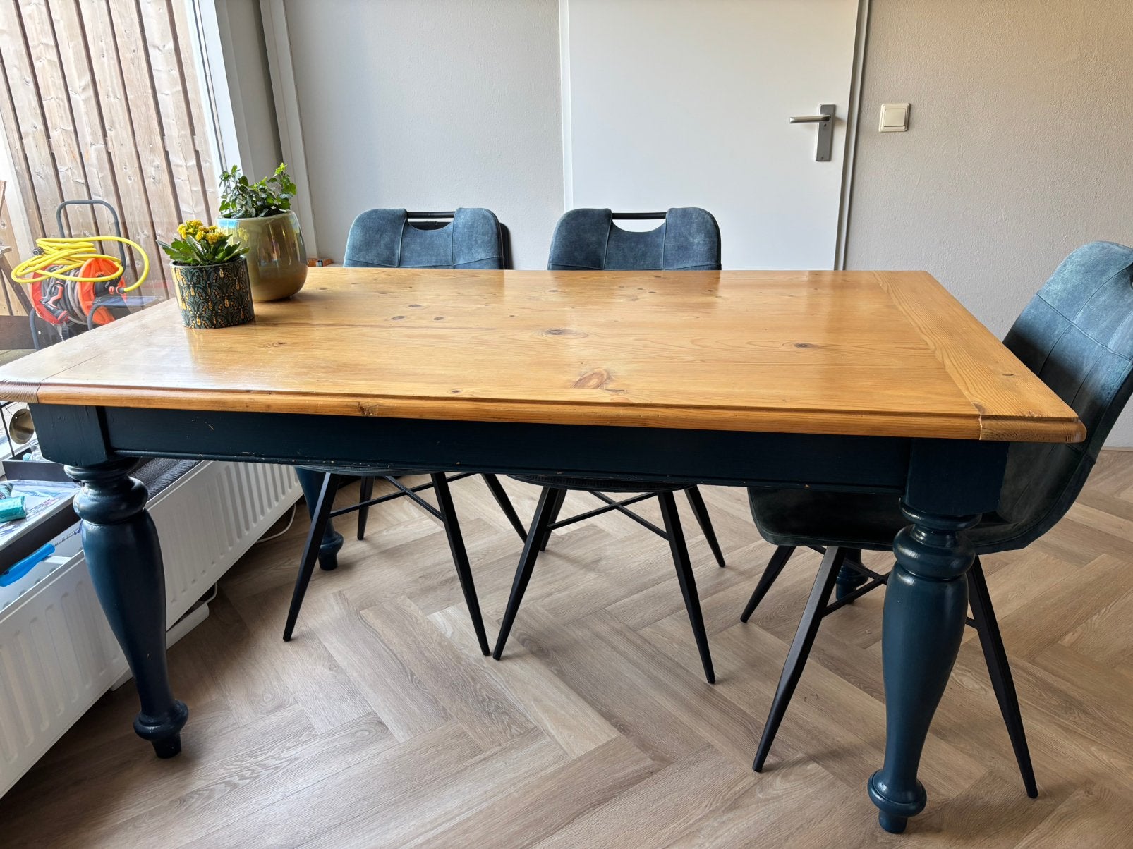Robuuste houten eettafel met donkerblauwe poten, Huis en Inrichting, Tafels | Eettafels, Ophalen, Gebruikt, 50 tot 100 cm, 150 tot 200 cm