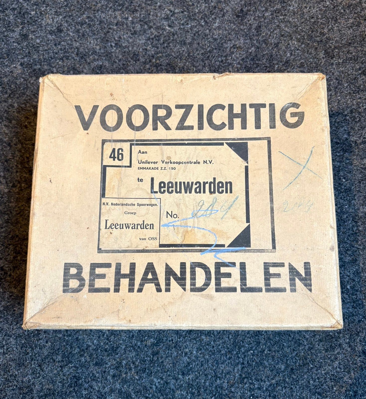 Kartonnen doos Unox met verzendlabel Leeuwarden (jaren 50), Verzamelen, Ophalen of Verzenden, Gebruikt, Trein