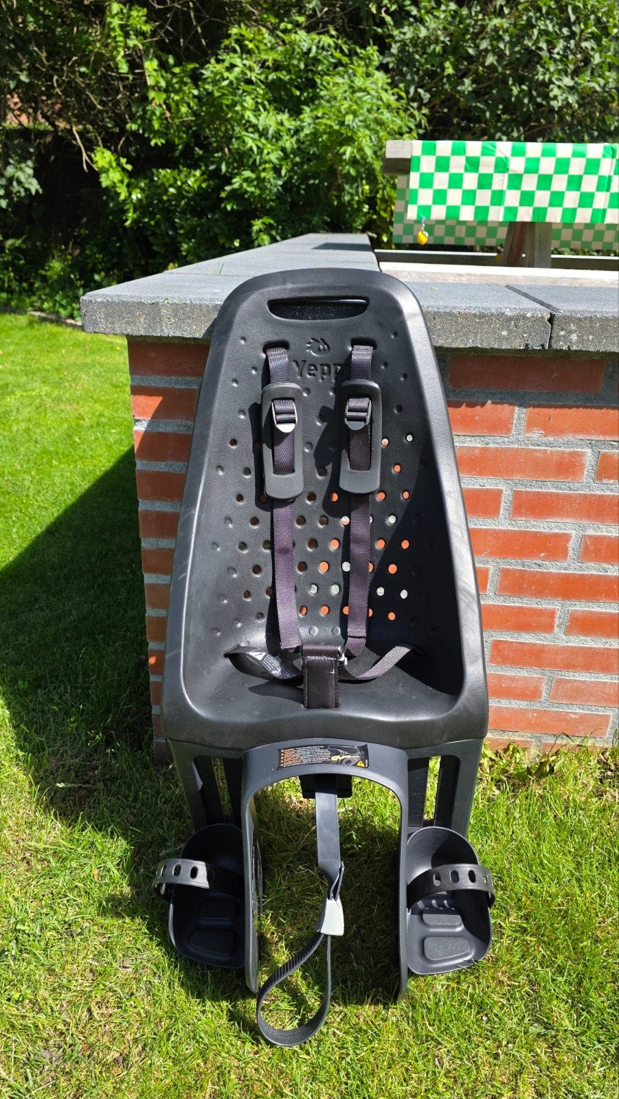 Thule Yepp Achterzitje met adapter - Zwart, Ophalen, Achterzitje, Gebruikt, Voetsteuntjes