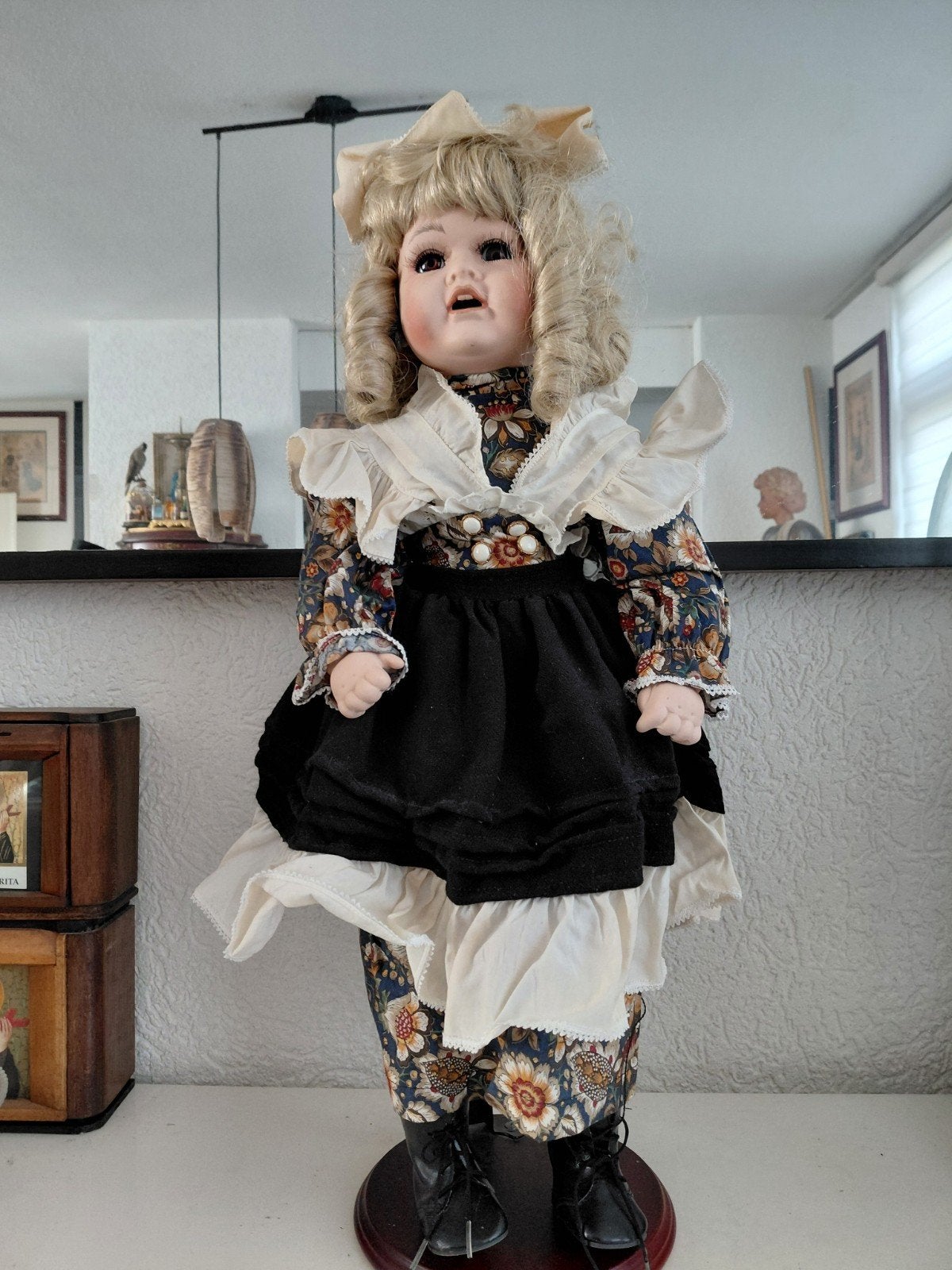 porseleinen pop met poppensteun, Verzamelen, Poppen, Ophalen of Verzenden, Zo goed als nieuw, Pop