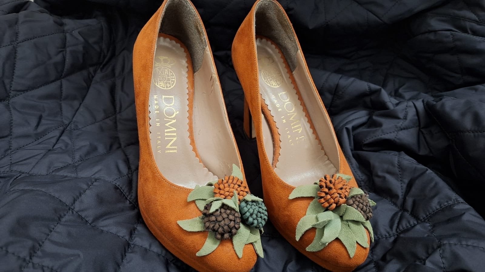 Domini Pumps met Bloemenapplicatie Maat 37, Kleding | Dames, Schoenen, Gedragen, Pumps, Oranje, Ophalen of Verzenden