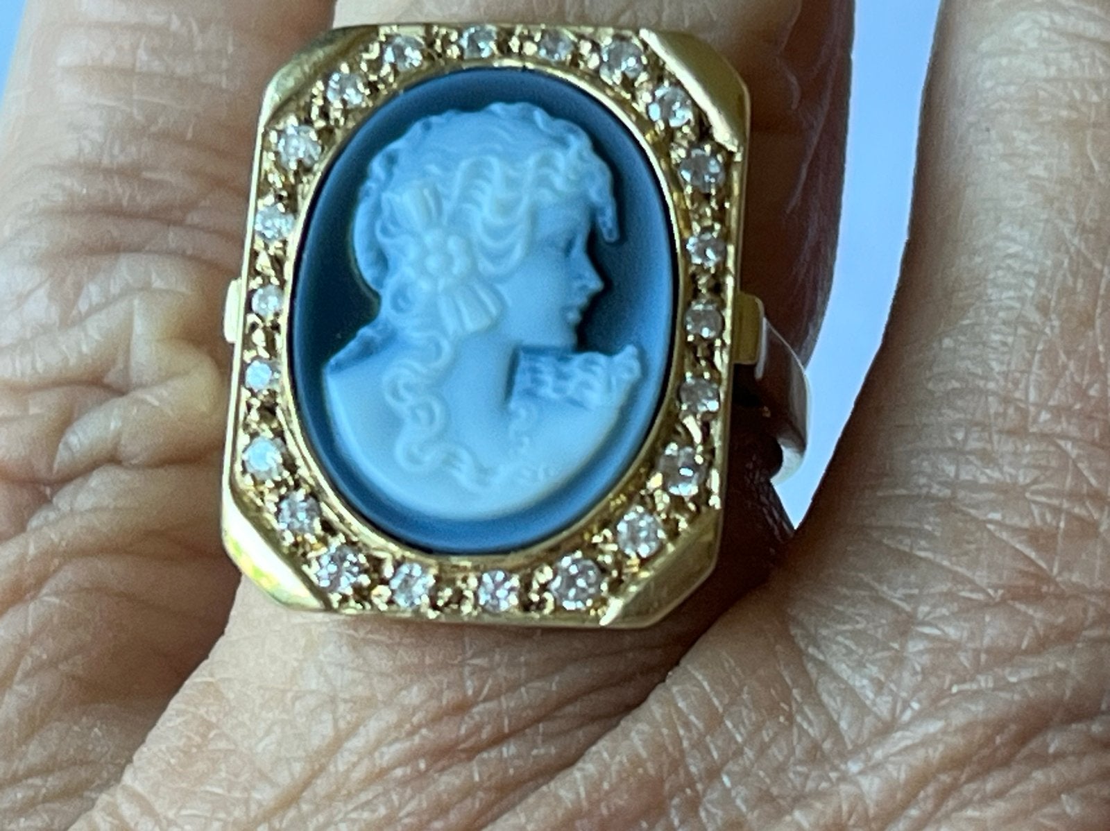 Zware Gouden Ring met Blauwe Camee en 22 Diamanten, Verzenden, Zo goed als nieuw, Met edelsteen, Dame