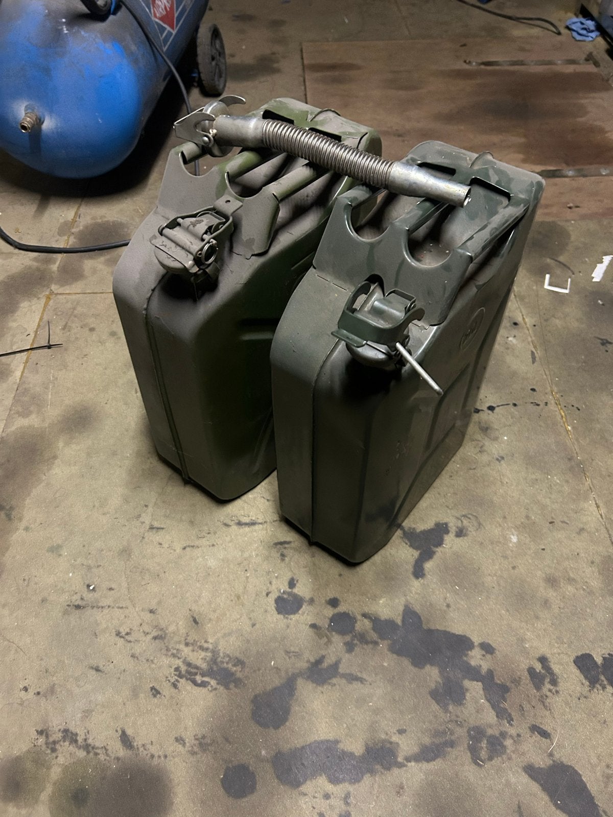 2x 20L Jerrycans met schenktuit - Olijfgroen, Ophalen of Verzenden