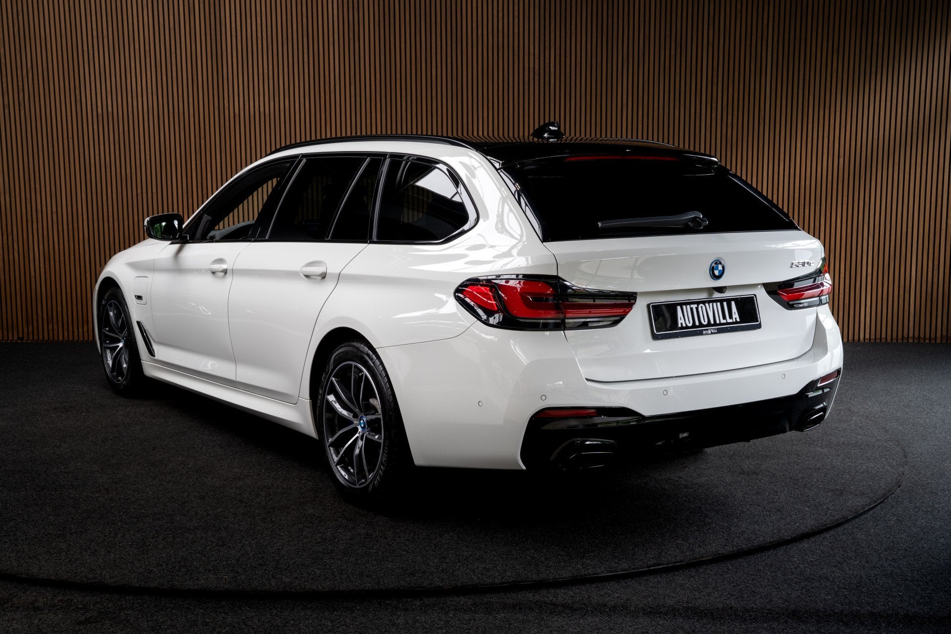 BMW 5 Serie Touring 530e M-Sport Navi Leer Sportstoelen PDC, 1998 cc, Achterwielaandrijving, Gebruikt, Zwart