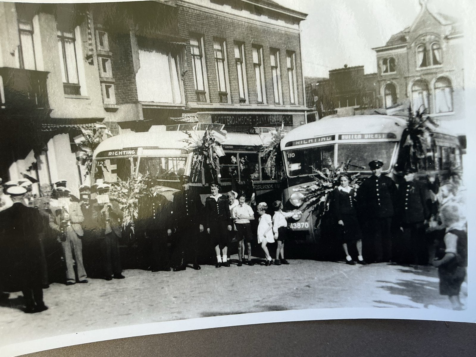 Historische foto: Bussen en mensen op straat, Verzamelen, Spoorwegen en Tramwegen, Verzenden, Gebruikt, Trein, Overige typen