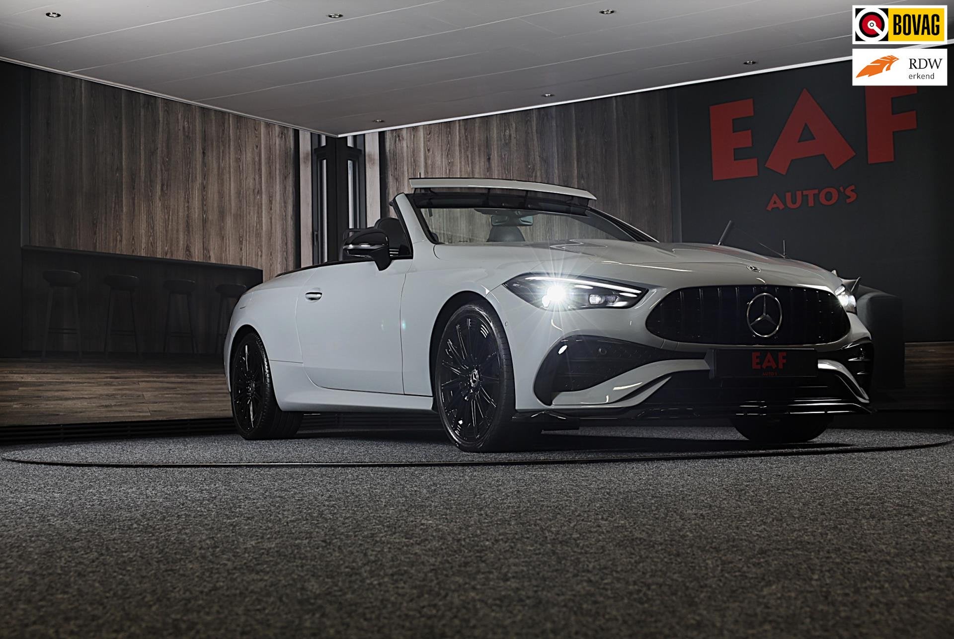 Mercedes-Benz CLE Cabriolet 300 4MATIC AMG Line / Massage /, Auto's, Mercedes-Benz, Automaat, Gebruikt, Zwart, 4 cilinders