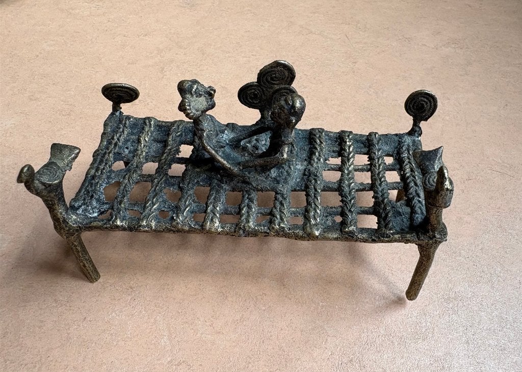 Dhokra beeldje van een liefdespaar op een charpai, Antiek en Kunst, India, Handgemaakt, Ophalen of Verzenden, 8 cm