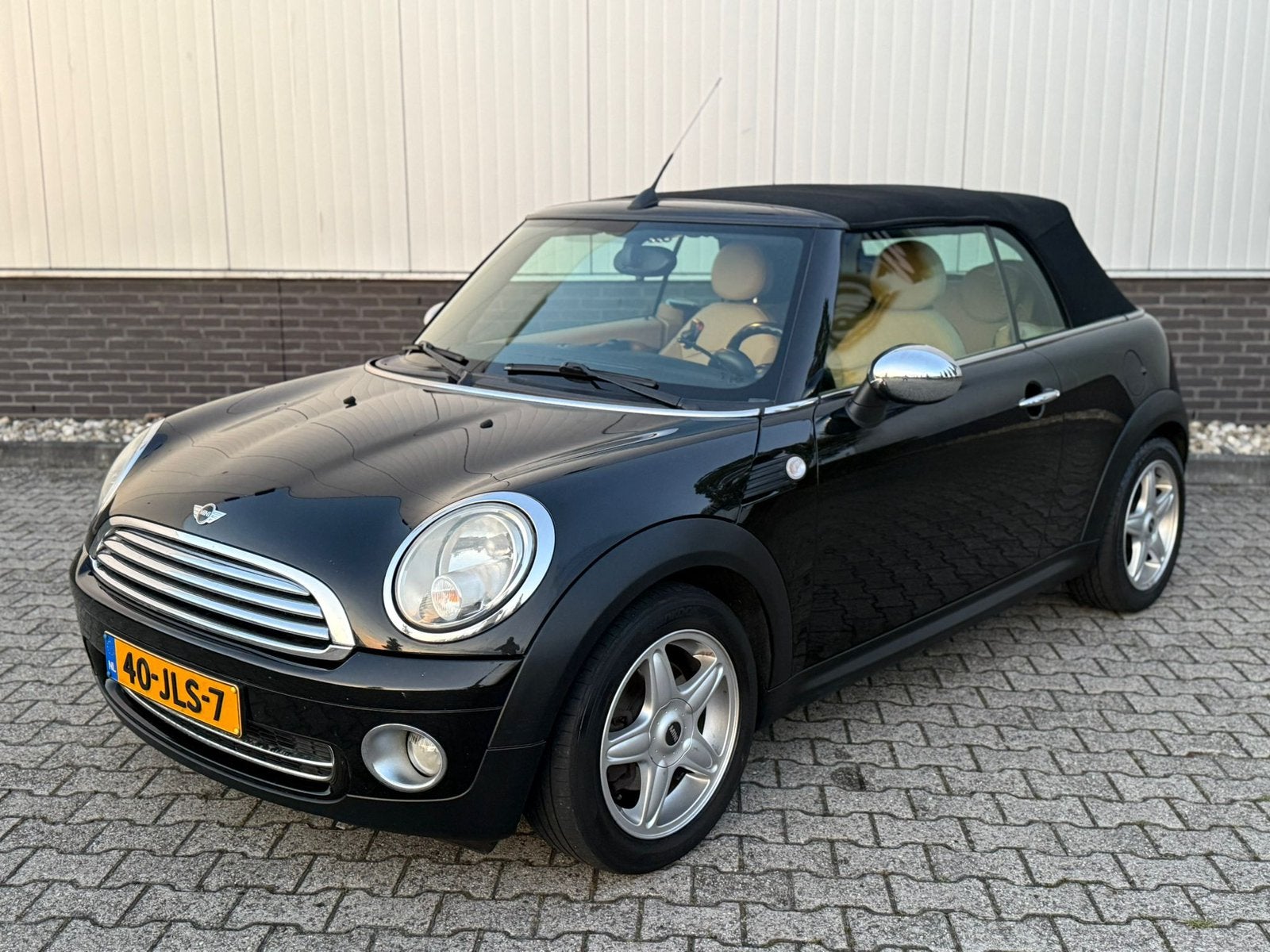 Mini 1.6 Cooper Cabrio airco | cruise | stoelverw. | leer, Euro 5, Beige, 4 cilinders, Cabriolet