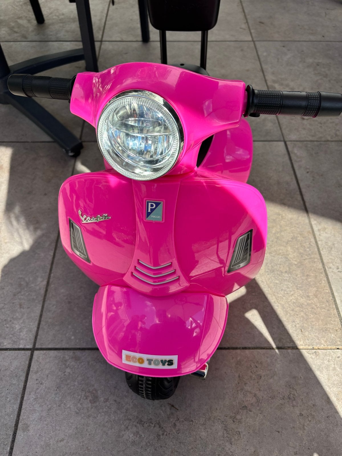 Roze Vespa electric scooter voor kinderen, Kinderen en Baby's, Ophalen, Gebruikt, Loopvoertuig