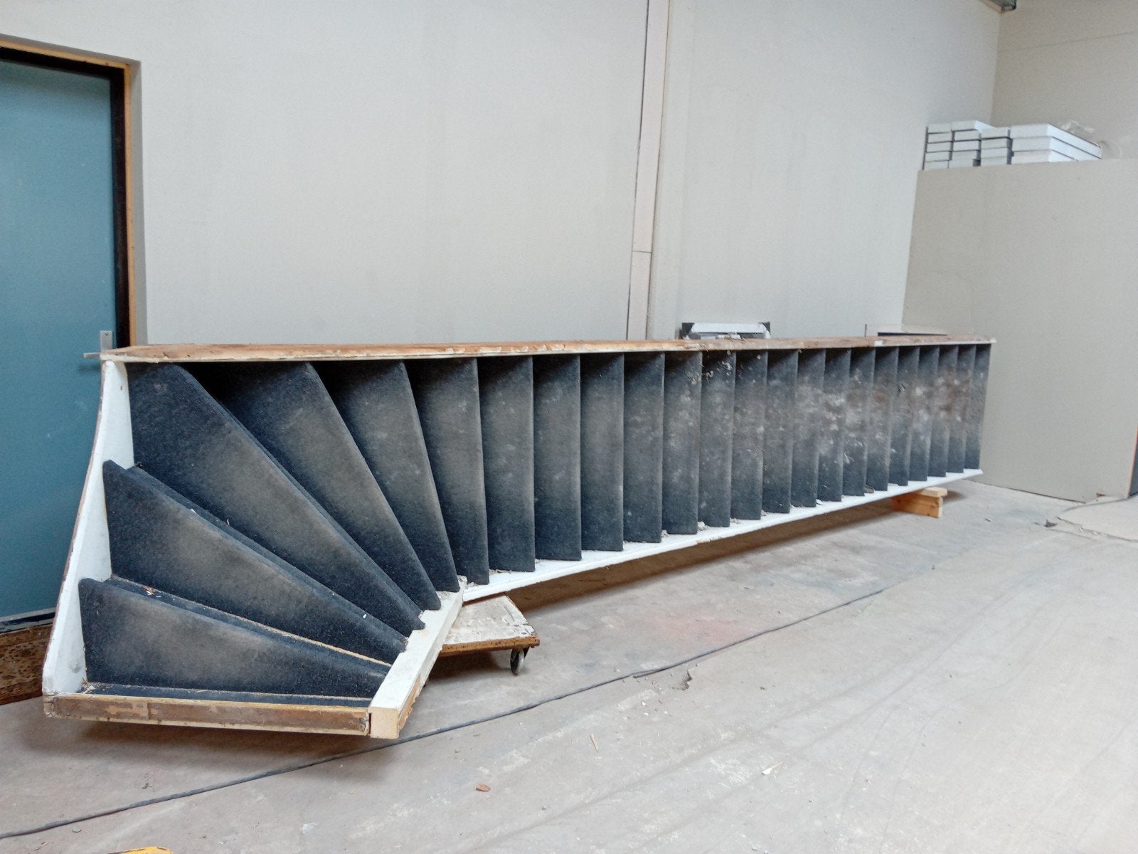 Houten trap met linkse kwart, stootborden, 1m breed, Ophalen, Gebruikt, Trap, 4 meter of meer