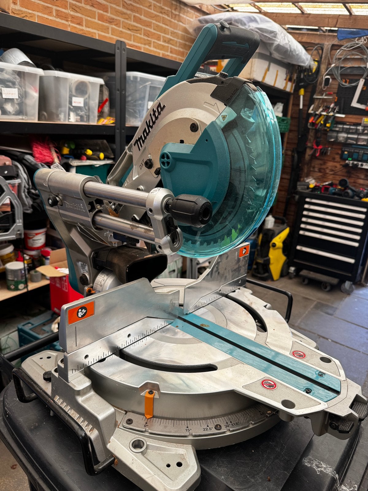 Makita DLS111ZU 2x 18V Radiaal Afkortzaag 260MM, Ophalen, 70 mm of meer, Zo goed als nieuw, Afkortzaag