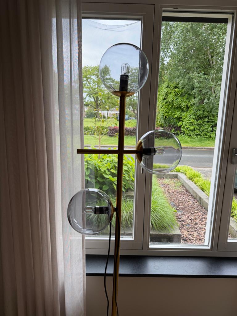 Moderne gouden vloerlamp met 3 glazen bollen, Huis en Inrichting, Lampen | Vloerlampen, Ophalen, Zo goed als nieuw, Glas, 150 tot 200 cm