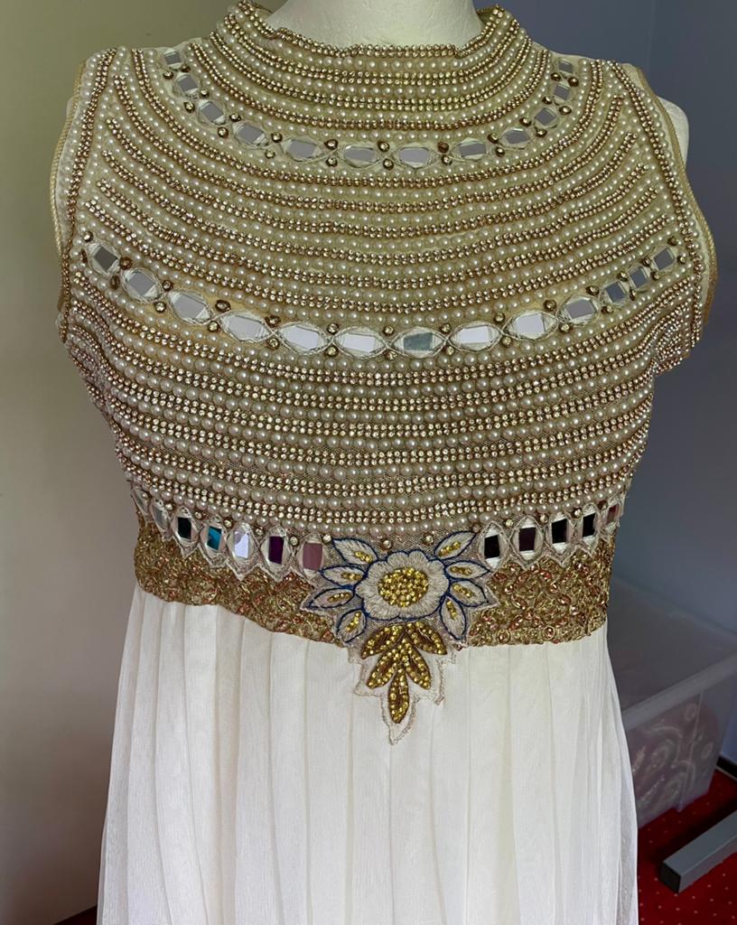 Witte lange jurk met een parels-buste. Maat: 38/40, Kleding | Dames, Gelegenheidskleding, Maat 38/40 (M), Galajurk, Wit, Nieuw