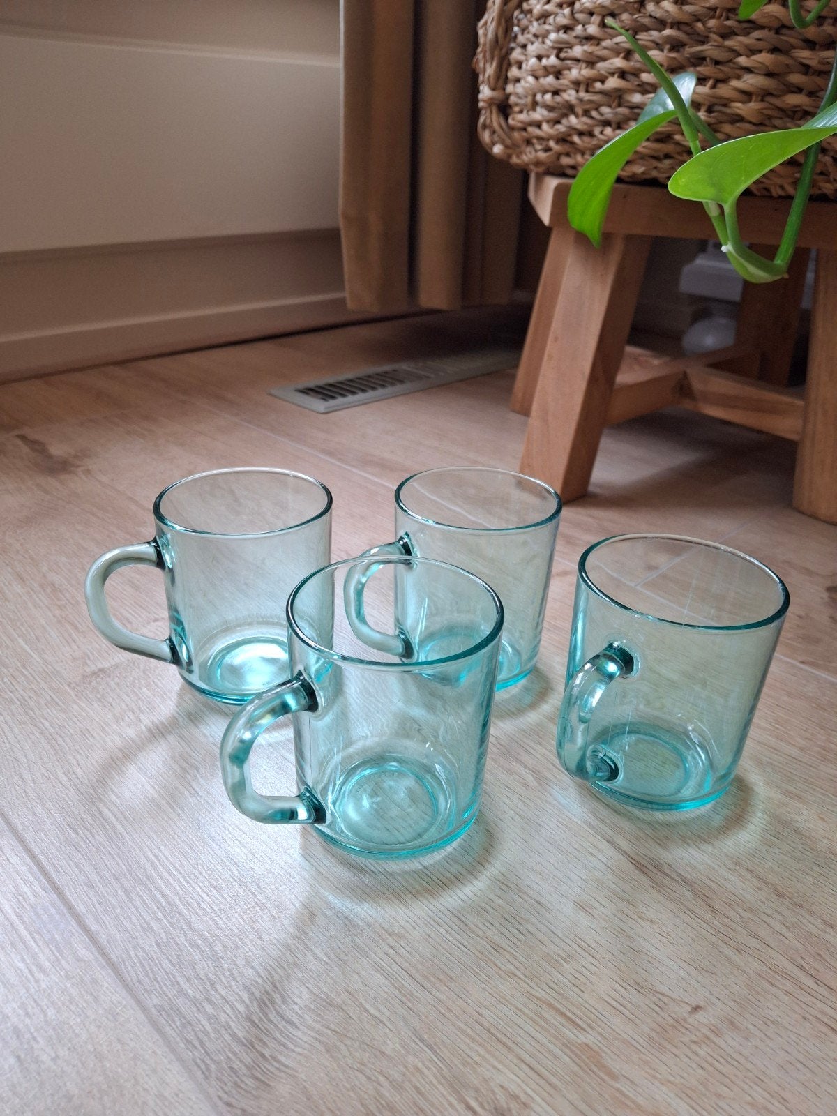 4 Prachtige groene Franse theeglazen van Arcoroc, Ophalen of Verzenden, Glas, Overige stijlen, Kop(pen) en/of Schotel(s)