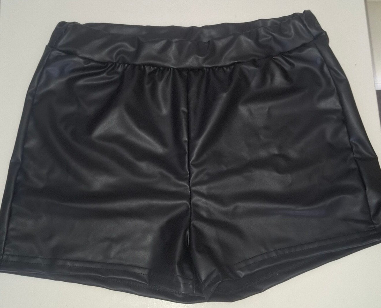 Leder short, Verzenden