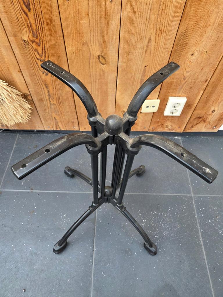 2 stuks 4 poot tafel onderstel bistro horeca, Huis en Inrichting, Tafelonderdelen, Ophalen of Verzenden, Rond, 50 tot 100 cm, 50 tot 100 cm