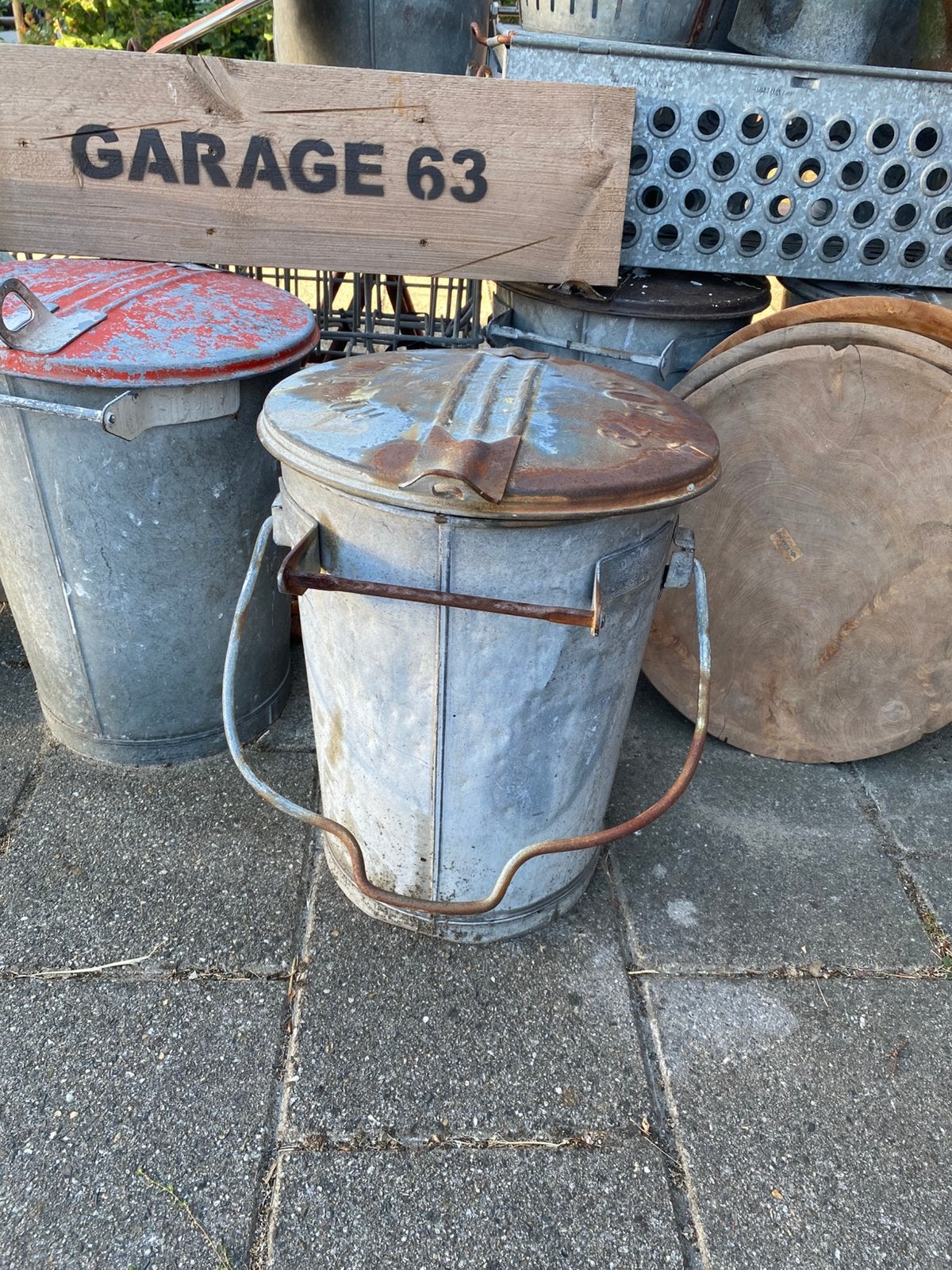Mooi doorleefde zinken vuilnisemmer uit Rotterdam, Ophalen