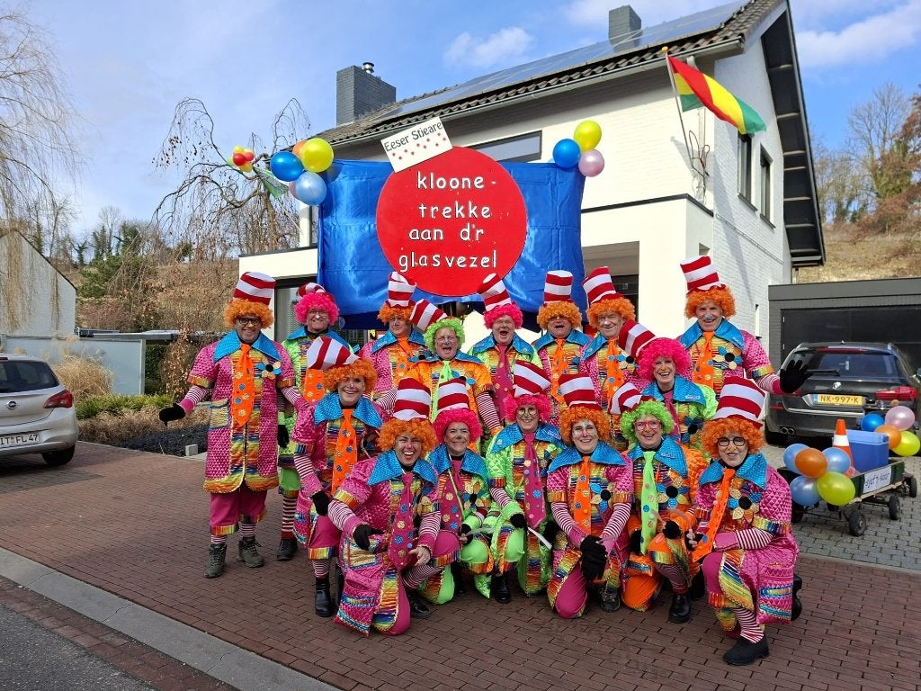 16 prachtige pakken/kostuums carnaval, Maat 52/54 (L), Carnaval, Ophalen of Verzenden, Zo goed als nieuw