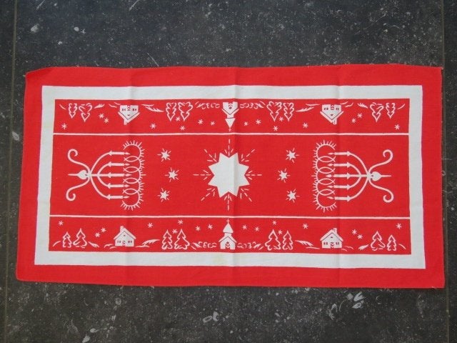 Vintage Zweeds kerstkleedje rood met huisjes kerkjes sterren, Ophalen of Verzenden, Zo goed als nieuw