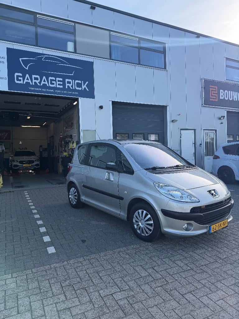 Peugeot 1007 1.4 2-TRONIC**NWE APK**AIRCO**AUTOMAAT**, Stof, 1360 cc, Zwart, 4 cilinders