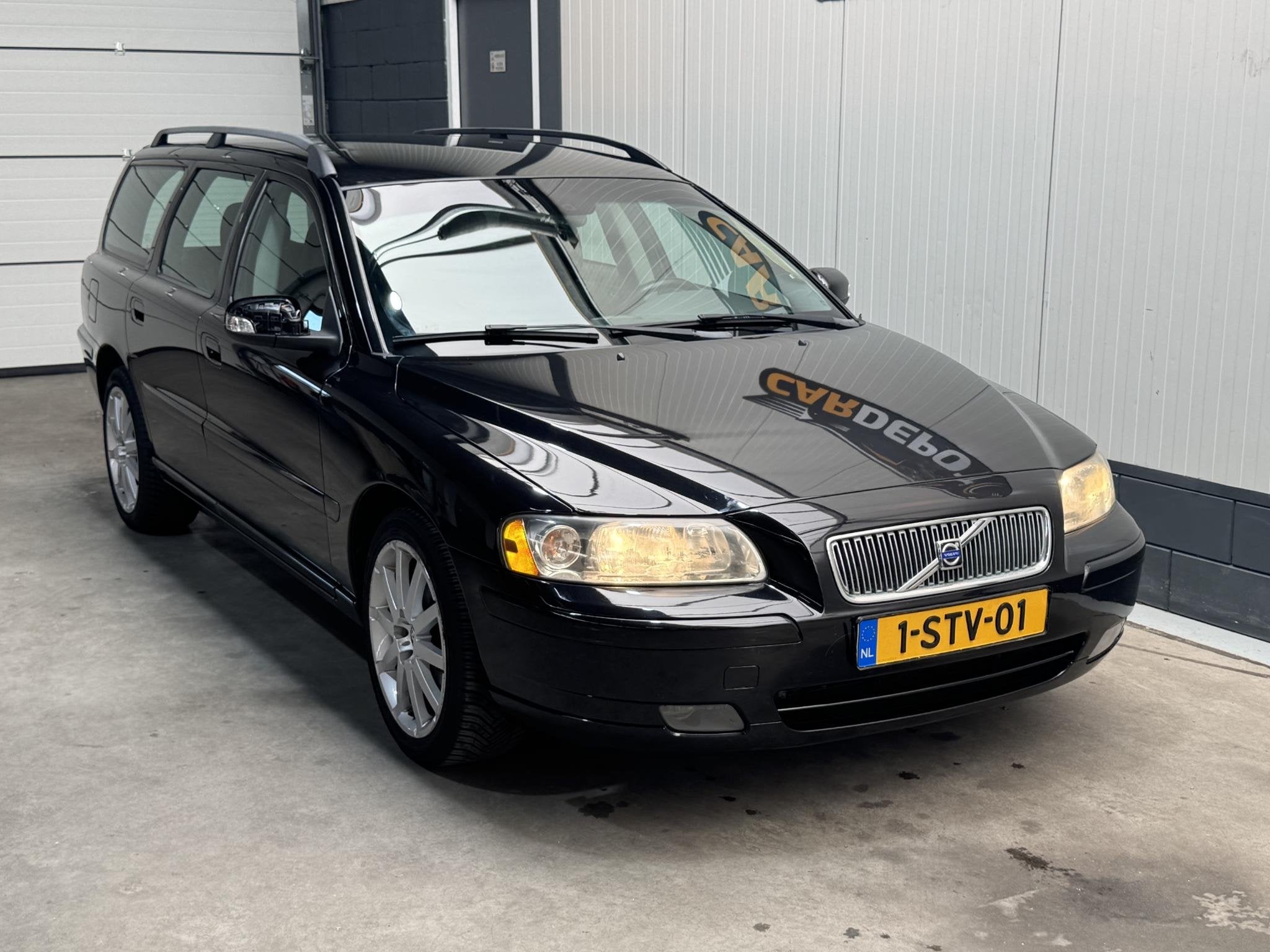 Volvo V70 2.4 D5 Edition Sport Nette wagen Jaar APK Trekhaak, Auto's, Volvo, Zwart, Diesel, Grijs, 2401 cc