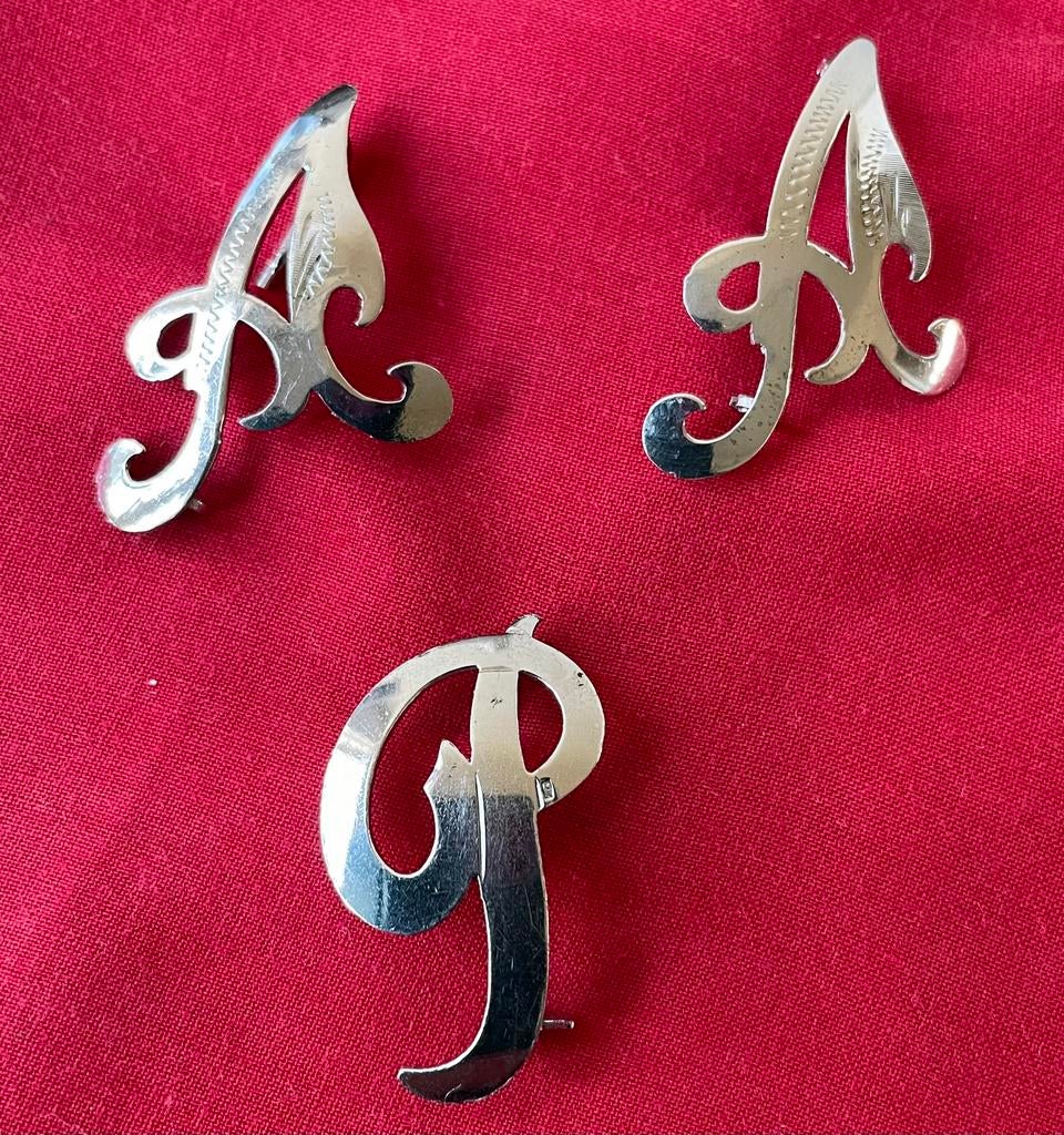 Zilveren Letter Broches: 2x 'A' en 1x 'T' of 'P' (925), Sieraden, Tassen en Uiterlijk, Broches, Ophalen of Verzenden, Gebruikt