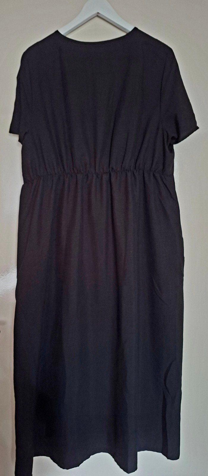 Gloednieuwe zwarte jurk met een vlindermouwtje. Maat 46., Kleding | Dames, Ophalen of Verzenden, Nieuw, Zwart, Jurk