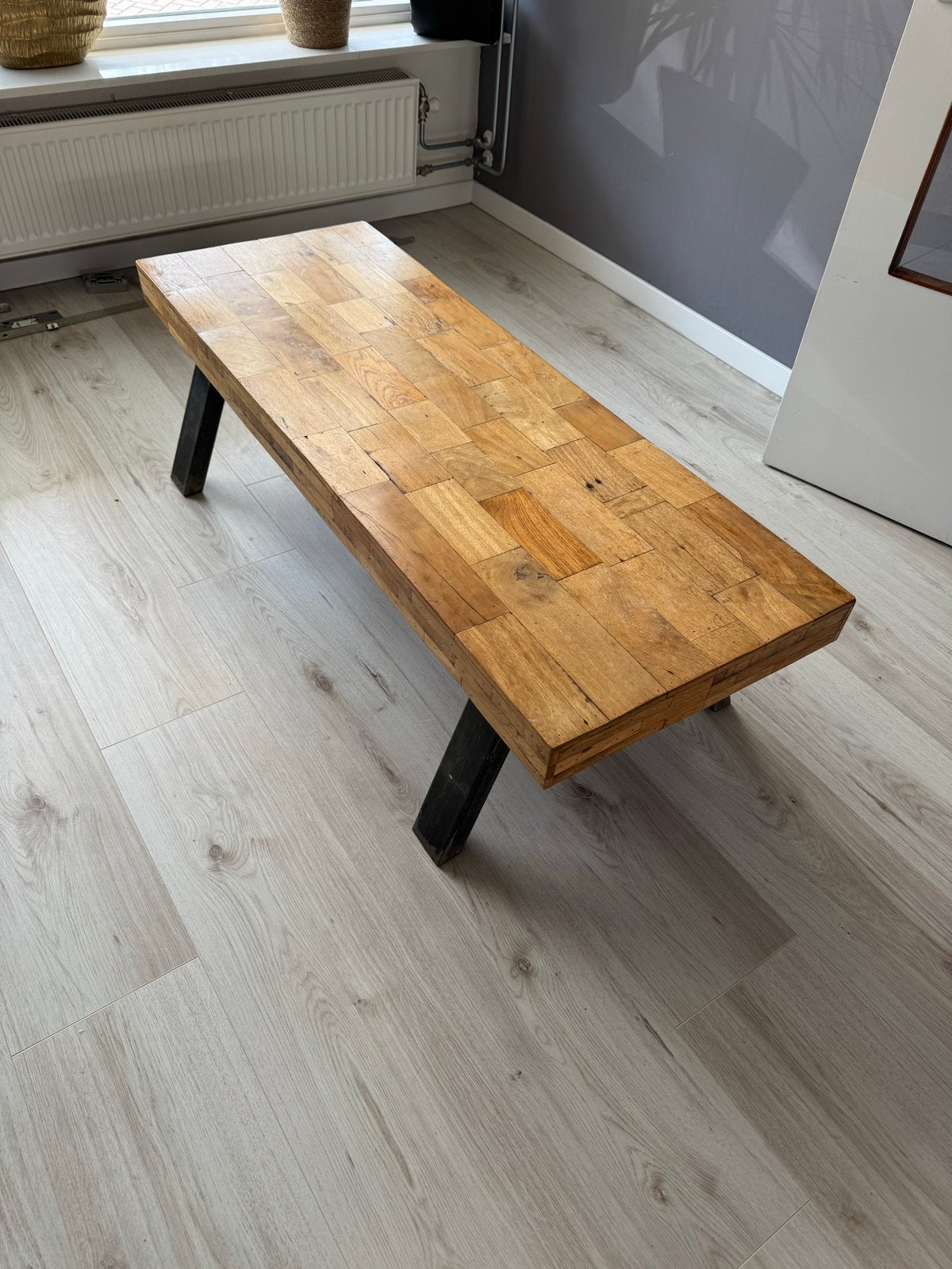 Robuuste salontafel van gerecycled hout met metalen poten, Ophalen, Gebruikt, 50 tot 100 cm, Industrieel