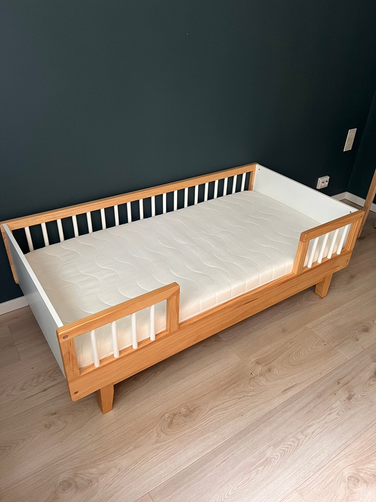 Te koop peuterbed Petite Amélie, Ophalen, 70 tot 85 cm, 140 tot 160 cm, Zo goed als nieuw