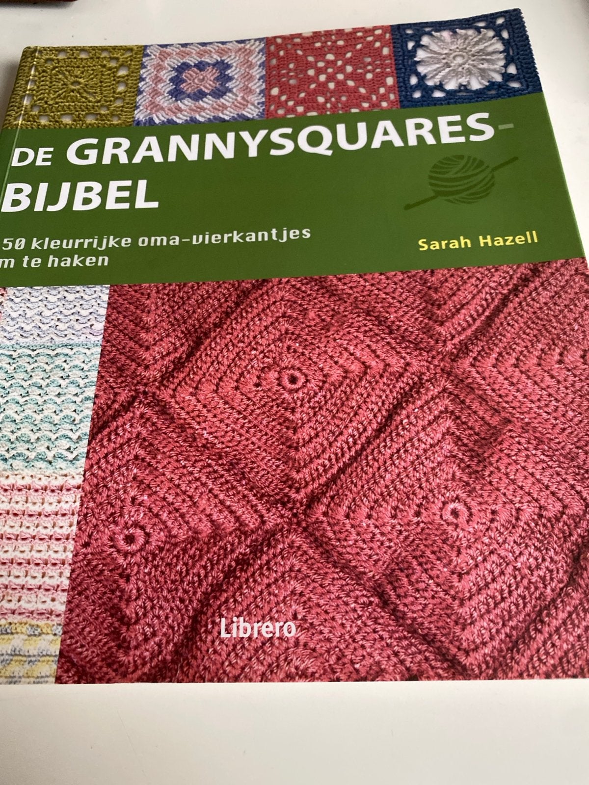 De Granny Squares Bijbel: 50 kleurrijke oma-vierkantjes, Ophalen of Verzenden, Zo goed als nieuw, Breien en Haken