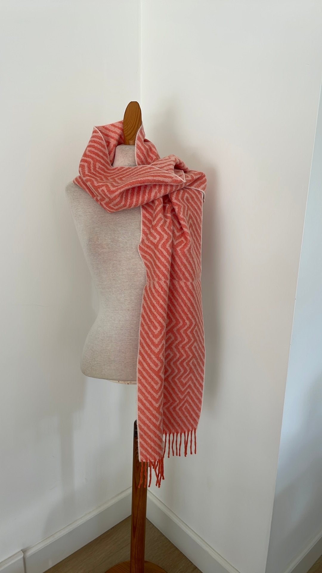 Sjaal van KUNA, alpaca, Verzenden, Zo goed als nieuw, Maat 46/48 (XL) of groter, Sjaal