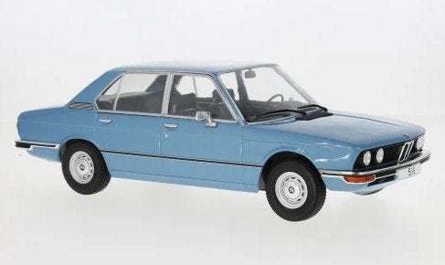 BMW 5-serie (E12) 1974 lichtblauw van MCG 1:18