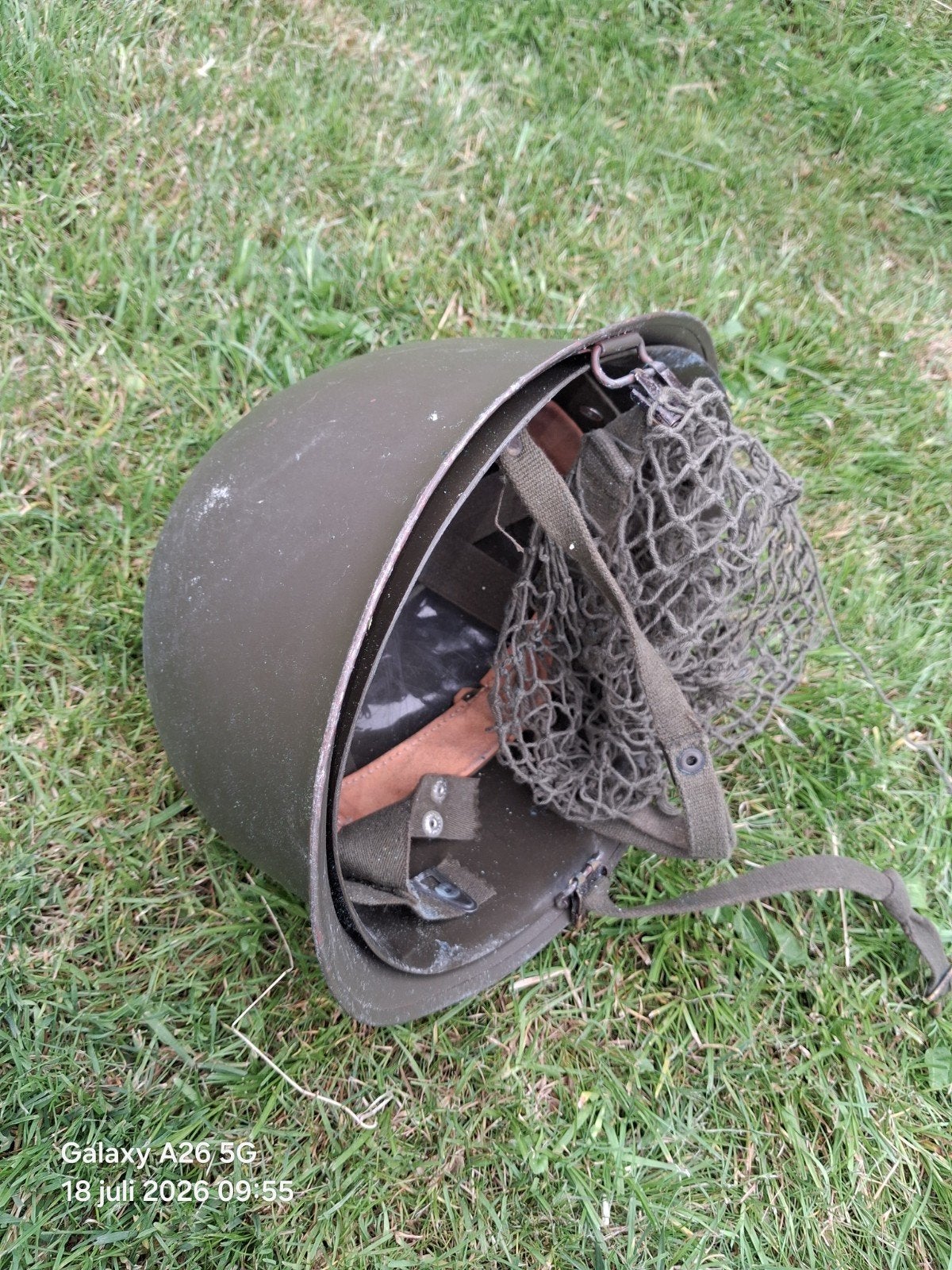 Militair helm met net - Vintage Legerhelm, Ophalen of Verzenden, Landmacht, Overige gebieden, Helm of Baret