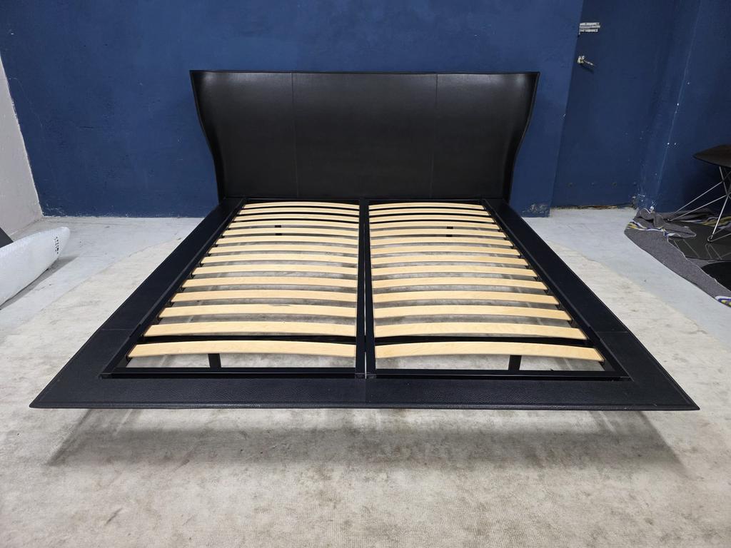 B&B Italia Alys Bed 180x210 matras Tuigleder showmodel 2024, Info@micheldethouars.nl, Zwart, Tweepersoons, Ophalen of Verzenden