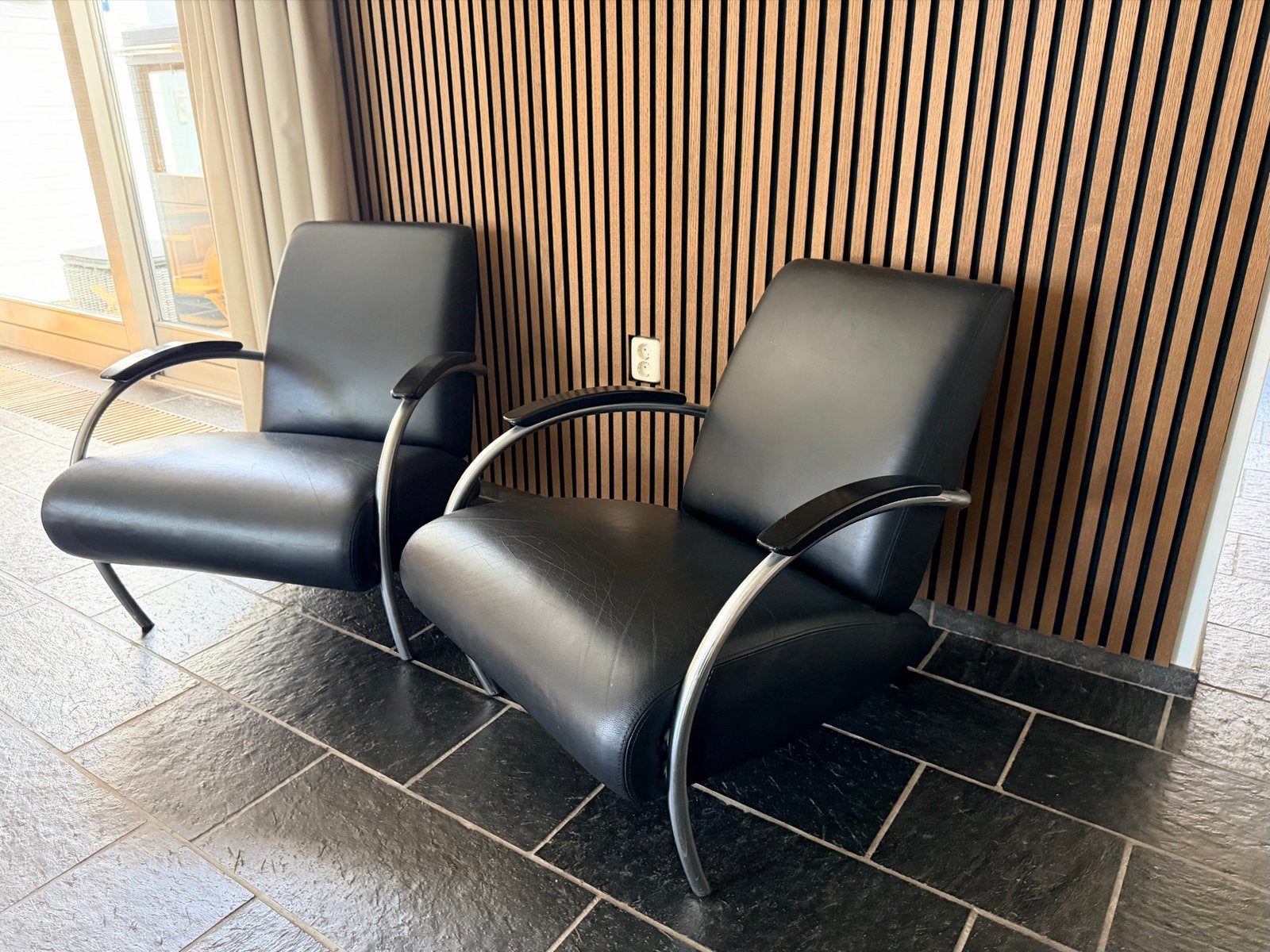 Set van 2 Gelderland fauteuils, zwart leer, chroom frame, Huis en Inrichting, Fauteuils, Ophalen, Zo goed als nieuw, Leer, 75 tot 100 cm