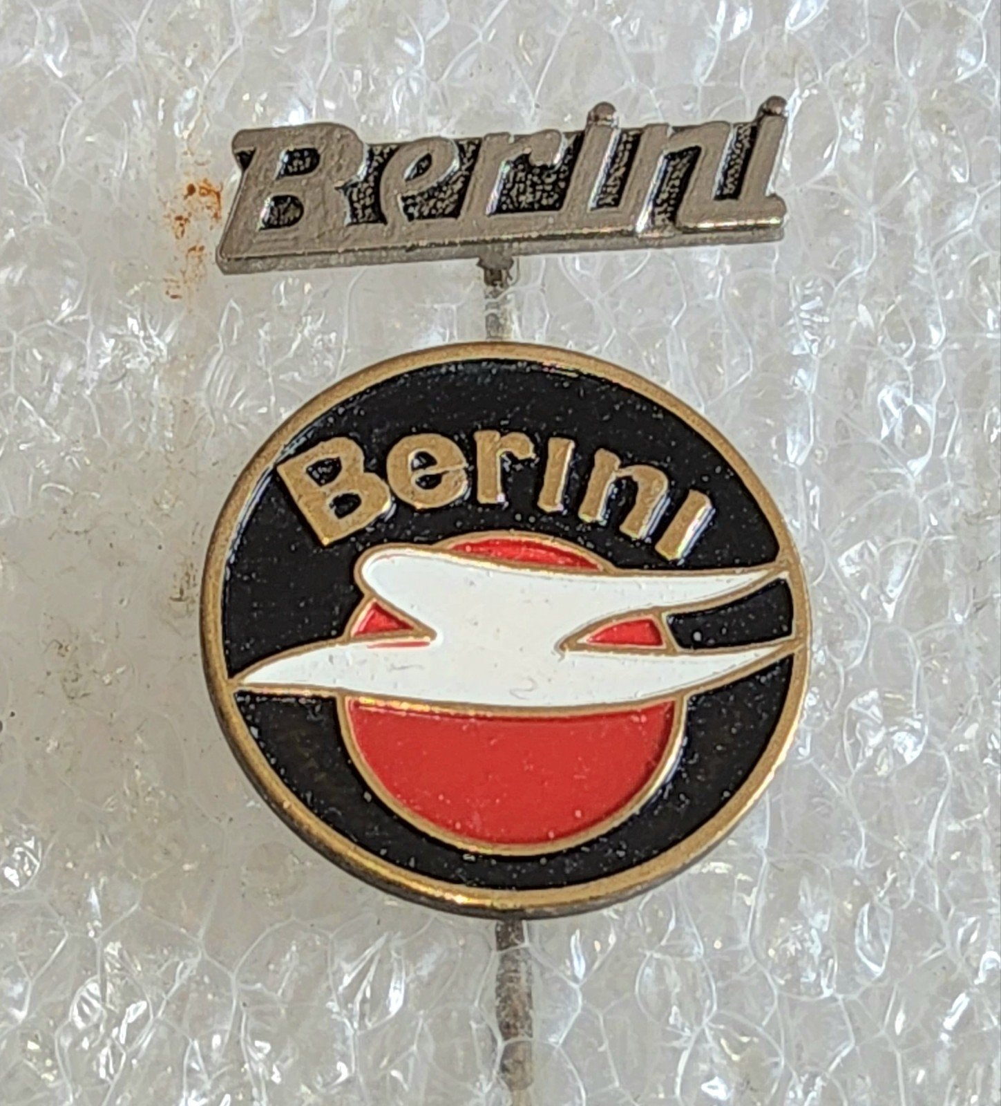 2 Speldjes Berini Bromfiets - Vintage Collectie, Verzamelen, Speldjes, Pins en Buttons, Ophalen of Verzenden, Gebruikt, Merk, Speldje of Pin