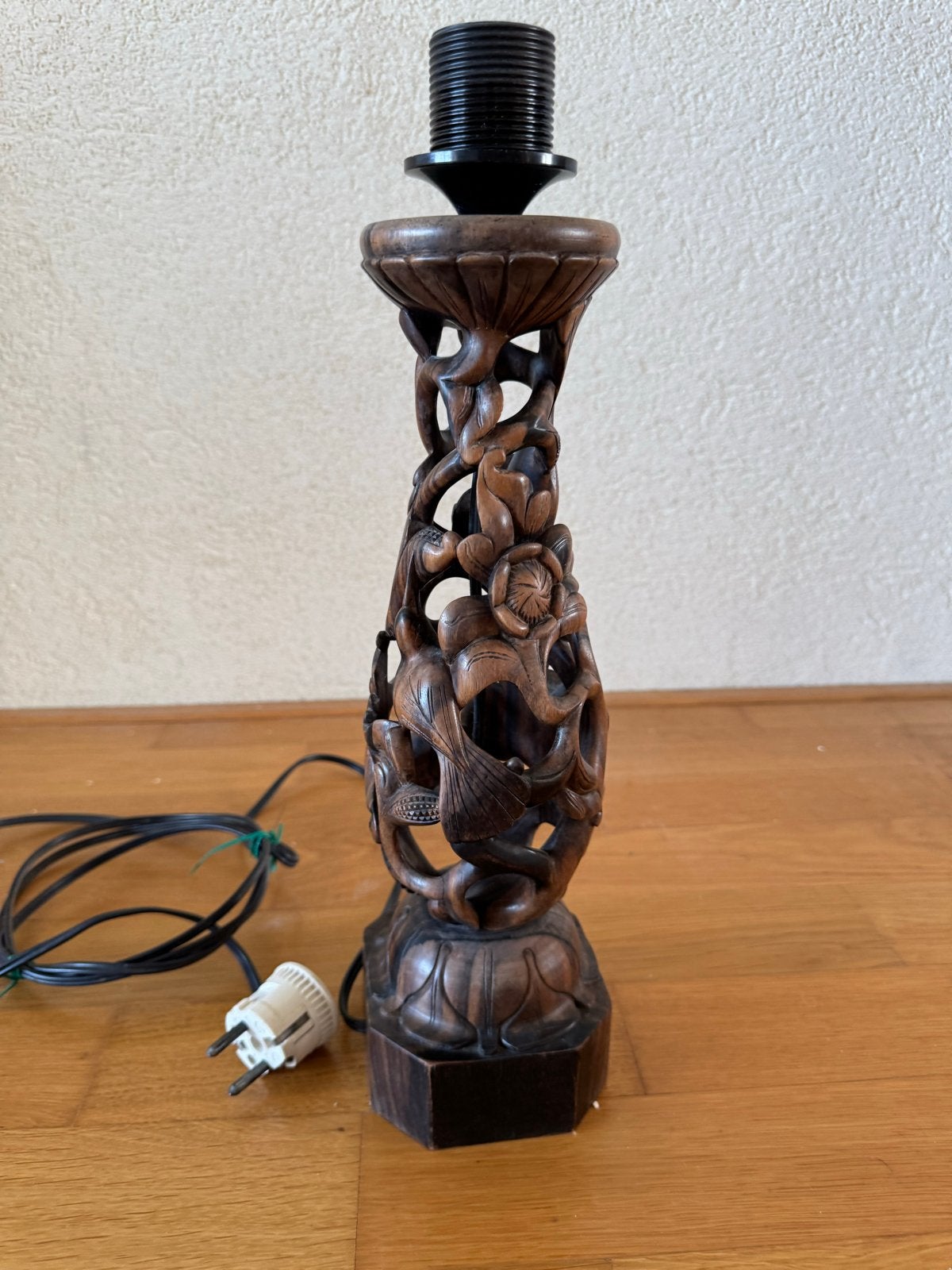 Balinese Houten Tafellamp met Gedetailleerd Snijwerk, Ophalen