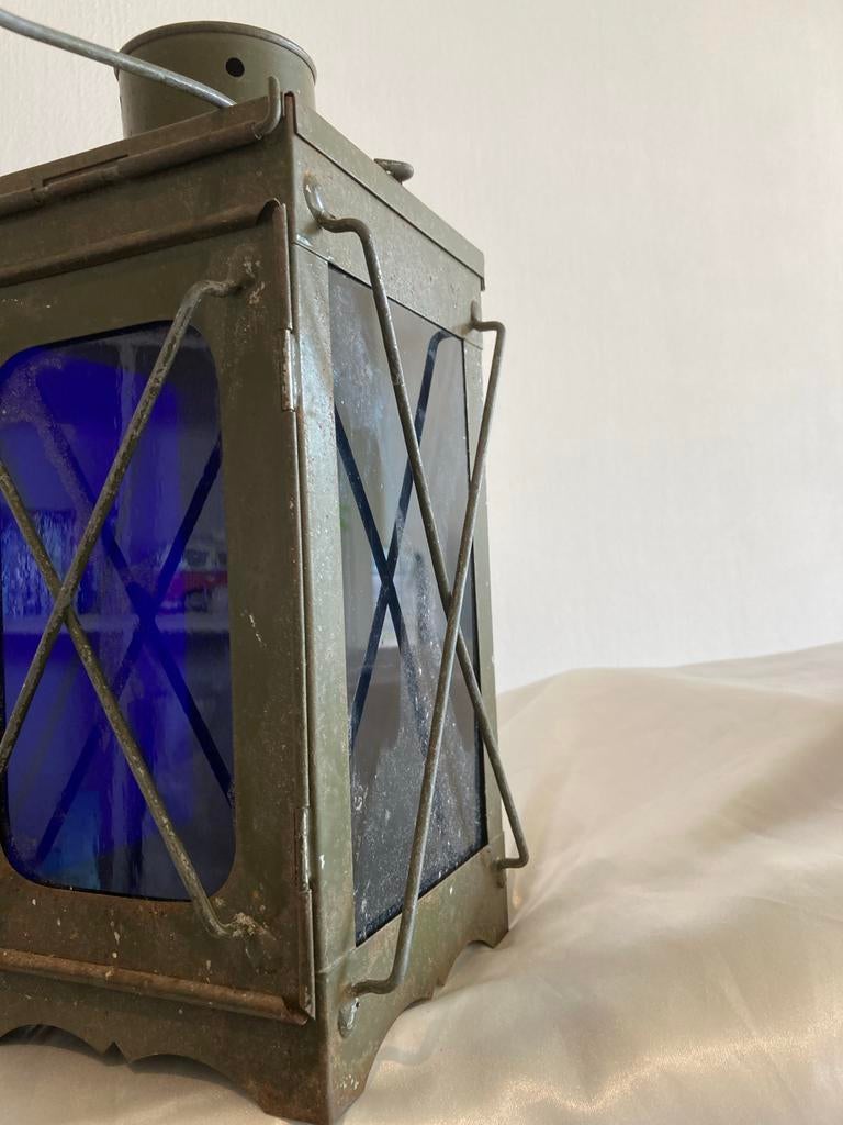 Vintage stormlantaarn legergroen met blauw glas, Verzamelen, Militaria | Algemeen, Ophalen of Verzenden