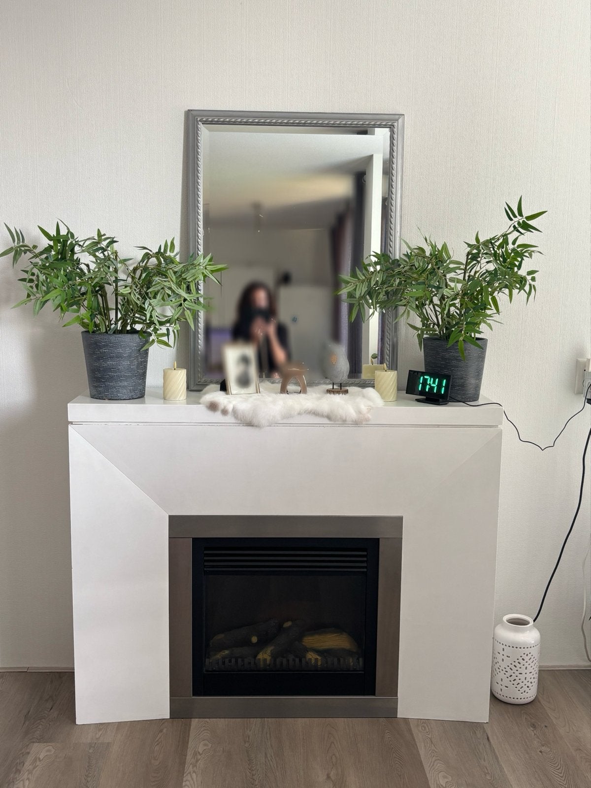 Moderne elektrische haard met witte ombouw, Ophalen, Gebruikt, Wit, Modern