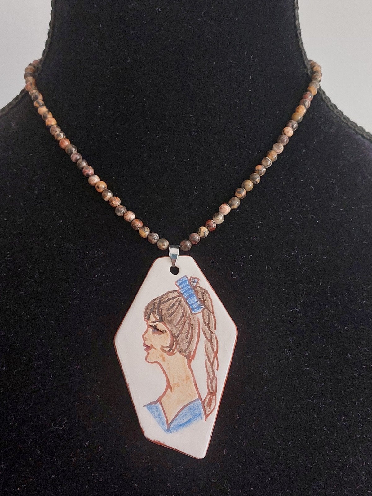 Ketting met stenen en een handbeschilderde keramieken hanger, Ophalen of Verzenden, Steen of Mineraal