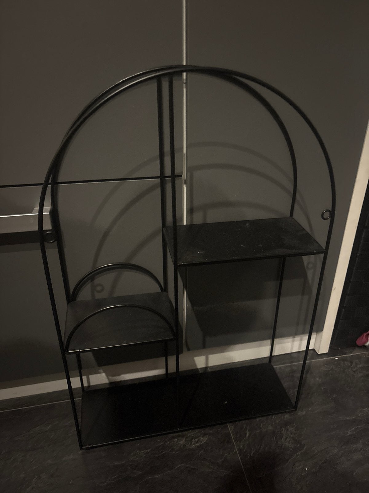 Zwart metalen wandrek met uniek design, Ophalen, Gebruikt