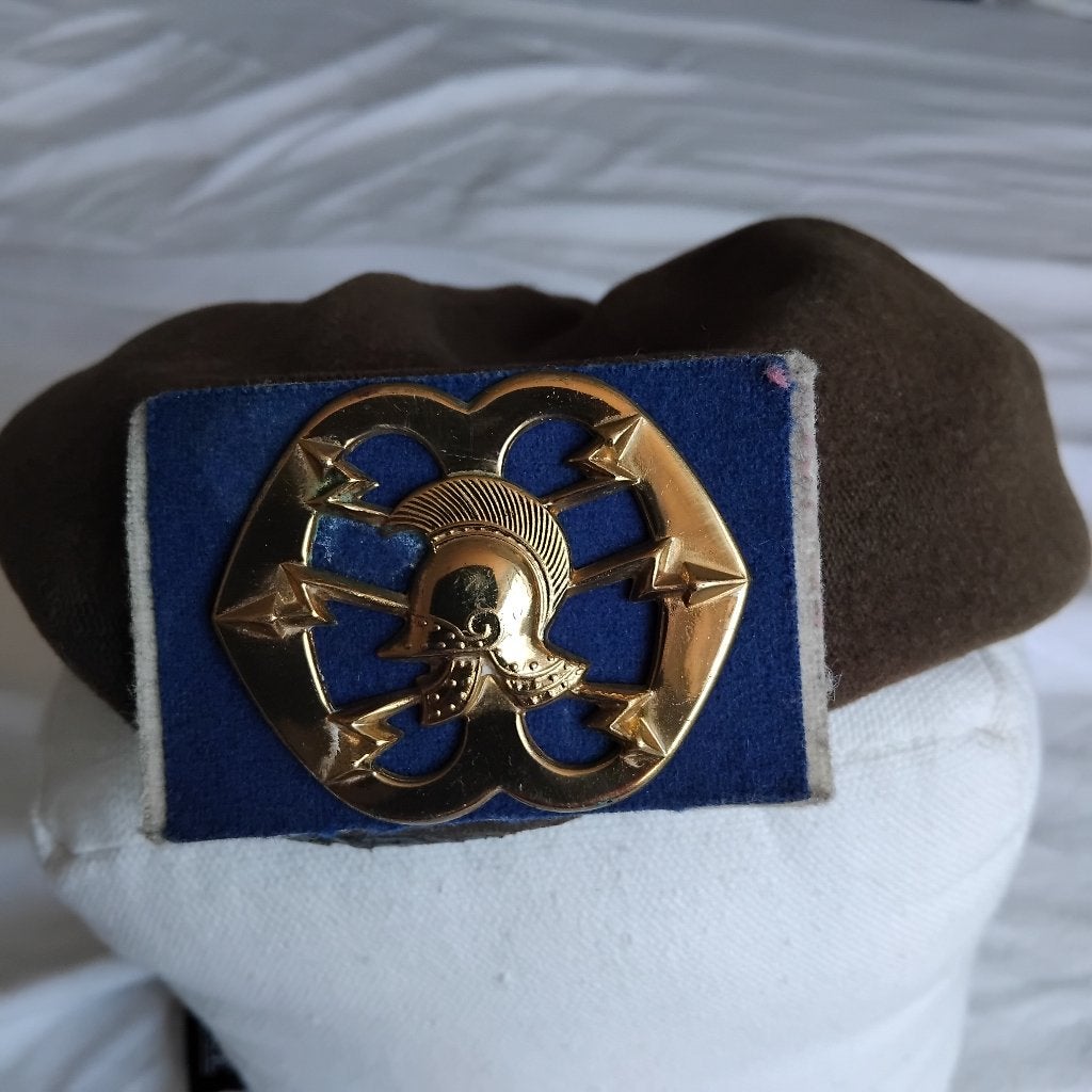 1X KL BARET VERBINDINGEN, Verzamelen, Ophalen of Verzenden, Landmacht, Nederland, Helm of Baret
