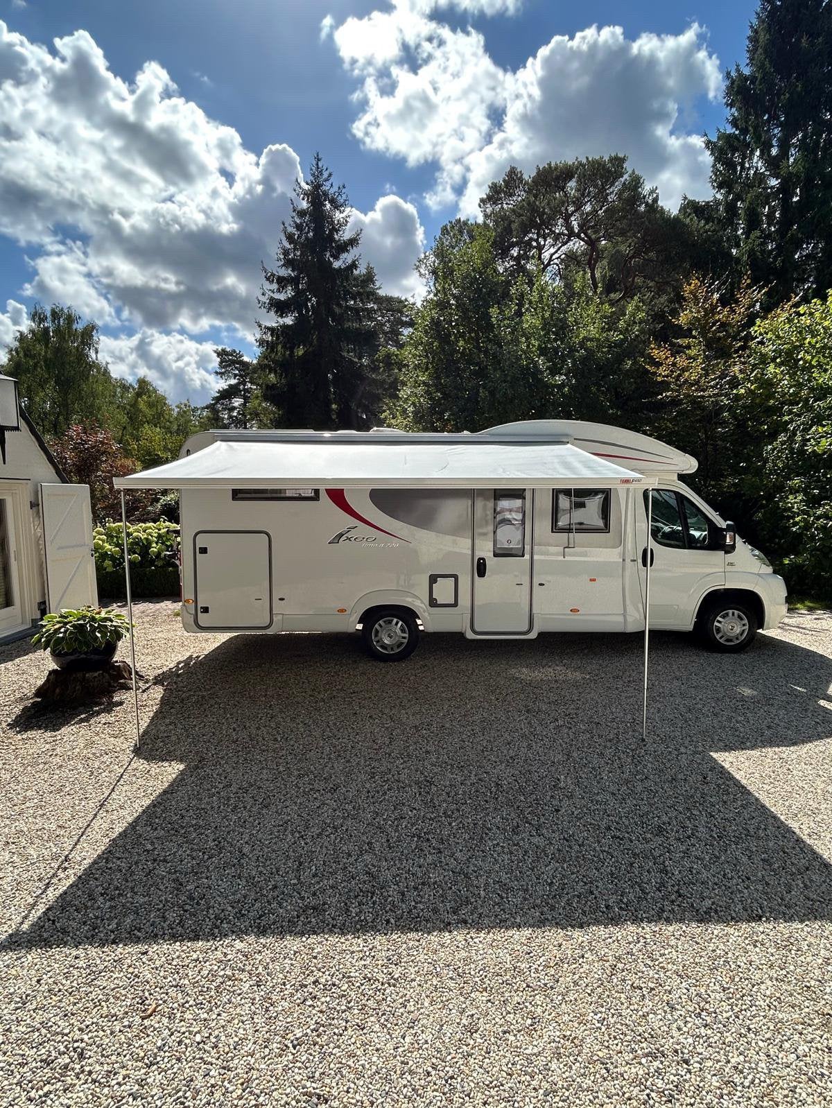 Mooie Burstner Ixeo 726, Caravans en Kamperen, Koelkast, Ringverwarming, Fiat, Luifel