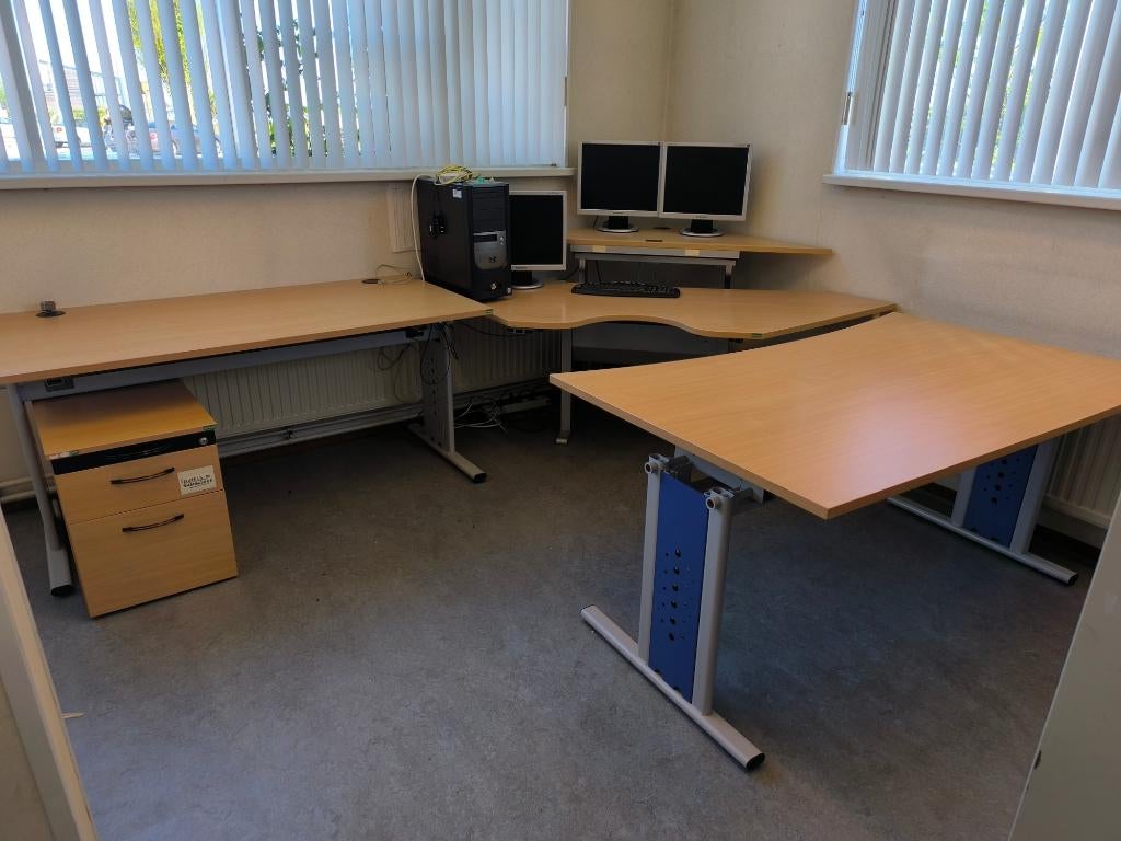 Electrisch verstelbaar hoekbureau 155x155 cm, Huis en Inrichting, Bureaus, Ophalen, Elektrisch, Gebruikt, Spaanplaat of MDF