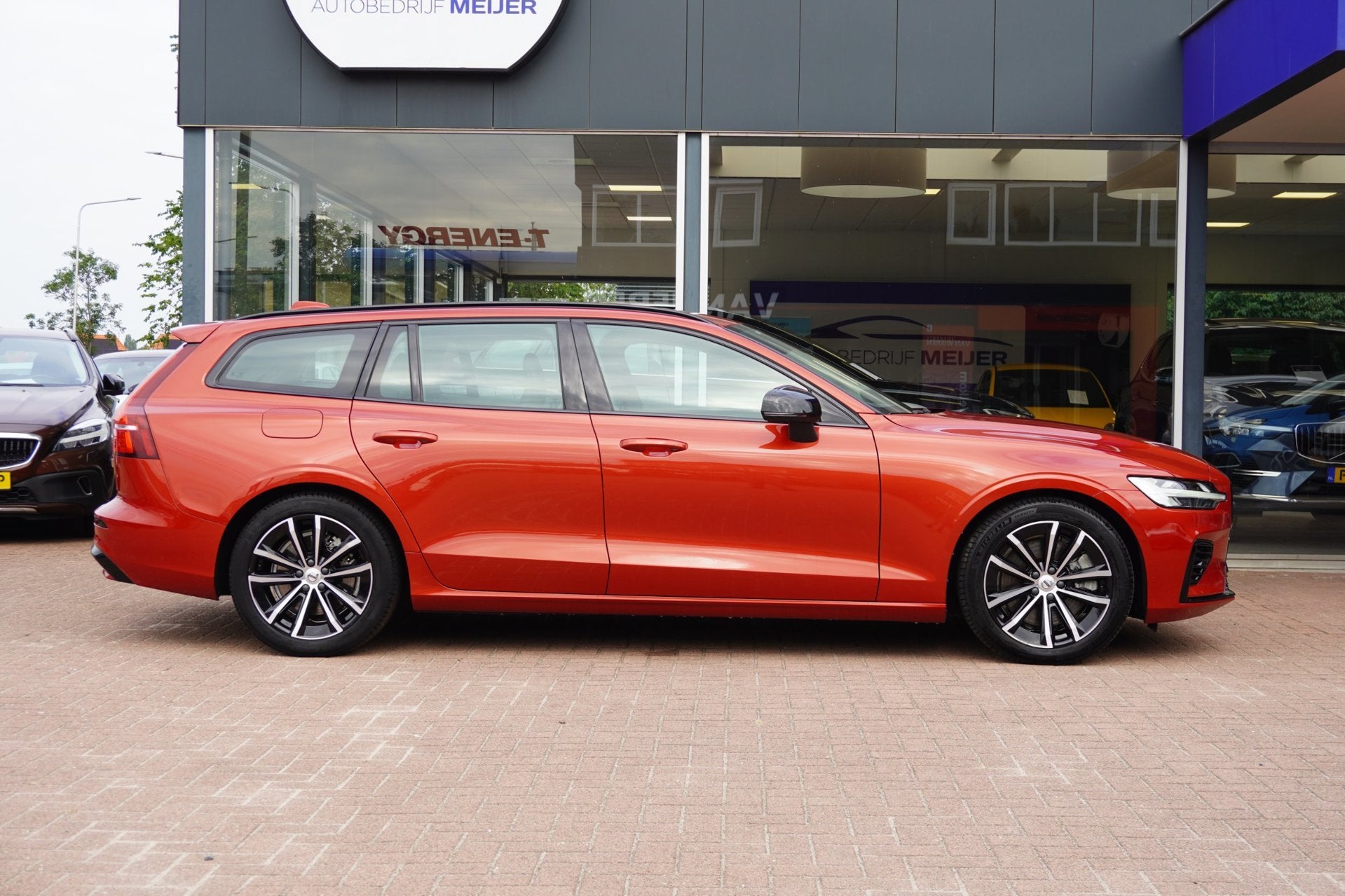 Volvo V60 2.0 T6 Plug-in hybrid AWD Plus Dark | Automaat | 1, Auto's, Dealer onderhouden, Gebruikt, 129 €/maand, Te koop